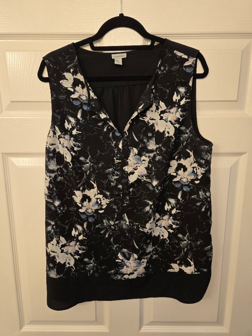 Paraphrase - Black and white floral sleeveless blouse, size XL.